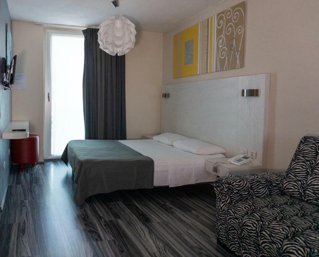 Atelier Hotel Design Gardone Riviera Bagian luar foto